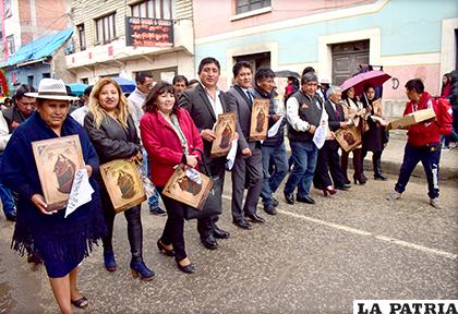 Autoridades portando imágenes de la Virgen del Socavón / LA PATRIA/Reynaldo Bellota
