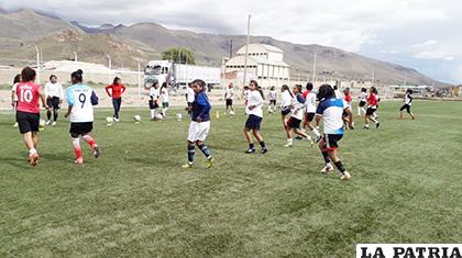 El plantel femenino que representará a San José este domingo tendrá su primer amistoso/ CORTESÍA EDUARDO YUCRA 
