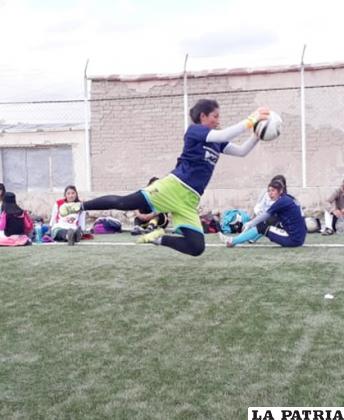 El entrenamiento del guardameta es exigente / CORTESÍA EDUARDO YUCRA