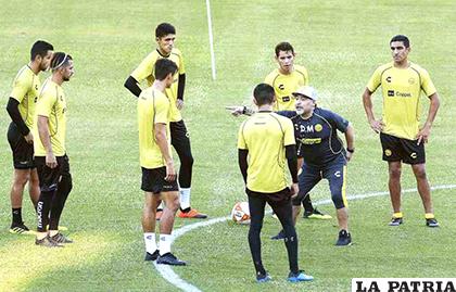 Maradona brinda instrucciones durante un entrenamiento del equipo /CONTACTOHOY 