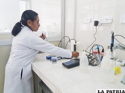 En 2018 el laboratorio superó los 300 análisis de agua en los 35 municipios de Oruro /LA PATRIA