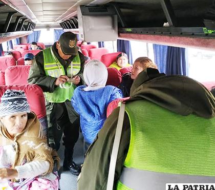 El control en el interior de los buses / LA PATRIA