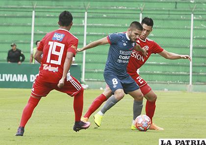 Carlos Melgar domina el balón ante la marca de sus rivales /APG
