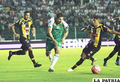 Ronald Raldes intenta dominar la pelota /APG