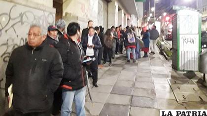 Migración asegura que ya no habrá filas para trámites de pasaportes /Alejandra Pau
