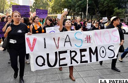 Al iniciar la marcha, las mujeres cumplieron un minuto de silencio en honor de quienes han sido asesinadas /NOTIMUNDO