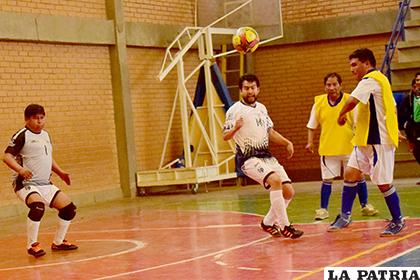 Una jugada del partido entre Obras Públicas y Sedes/ Reynaldo Bellota - LA PATRIA