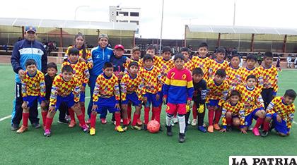 Integrantes del equipo de Deportivo Leones campeón del fútbol municipal en la categoría Sub-11 / cortesía Mario Villarpando