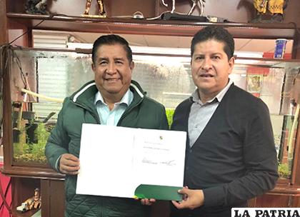 Salinas y Villegas luego de la firma de contrato /Cortesía FBF