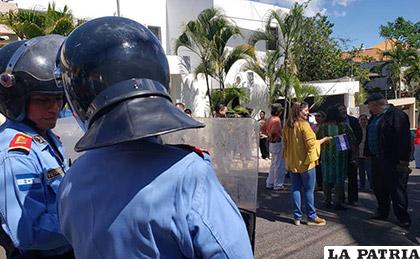 Mientras un grupo de venezolanos gritaba consignas como 
