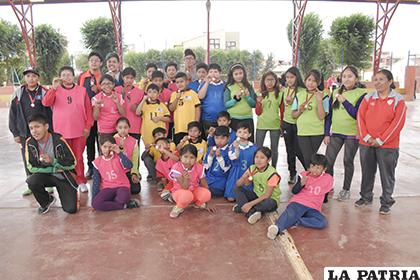 Deportistas orureños que practican el handball/ Karina Pillco - LA PATRIA