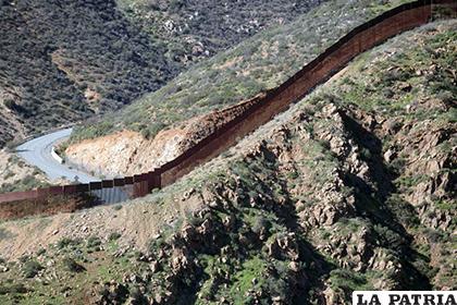 El muro tendrá un costo superior a los 25.000 millones de dólares y requerirá la utilización de miles de obreros durante años /AFP