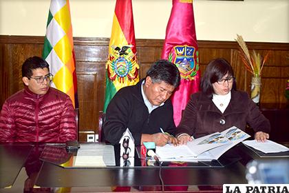 El gobernador firmó ayer el decreto que instruye embanderar edificios públicos y privados / LA PATRIA