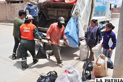 Los trabajadores demoraban en escoger botellas antes de cargar la basura/ LA PATRIA ARCHIVO