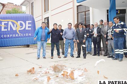 Ayer hubo festejo entre autoridades de ENDE DeOruro /ENDE