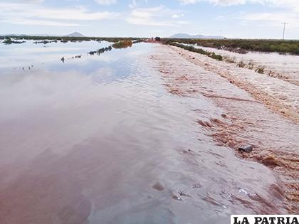 El desborde del río anegó la carretera que une a ambas poblaciones /ABC