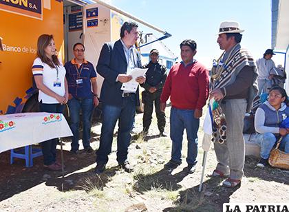 El gerente general entregó el primer crédito a un productor camélido de Turco /LA PATRIA 