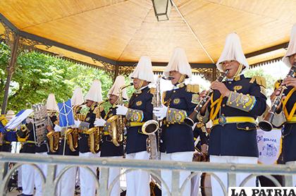 Banda Estudiantil del Colegio Sainz retumbó en la plaza 10 de Febrero/ LA PATRIA/Johan Romero