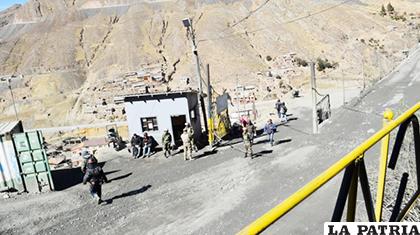 Presencia militar en puntos de control en Huanuni/ ANF