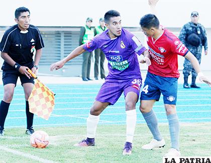 Edwin Rivera protege el balón ante el asedio de Juan Aponte /APG