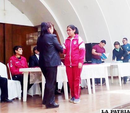 Milka Beltrán recibe el reconocimiento/ Ovidio Cayoja - LA PATRIA