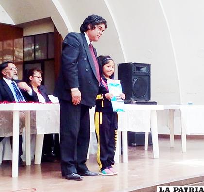 Vitaly Beltrán recibe la distinción/ Ovidio Cayoja - LA PATRIA