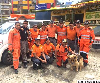 Los rescatistas y la can antes de ingresar a la zona del deslizamiento /LA PATRIA