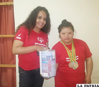 La entrenadora Ivette Garzón junto a la gimnasta Adriana Terceros buscan la colaboración de la ciudanía orureña /ALEX ZAMBRANA