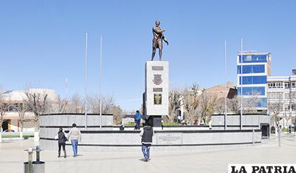 El monumento a Sebastián Pagador se erige imponente en la plaza del mismo nombre /LA PATRIA /ARCHIVO