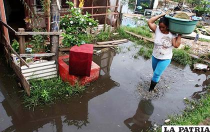 Las inundaciones en Asunción han desplazado ya a más de 21.000 personas que viven en los barrios ribereños de la capital / cloudfront.net