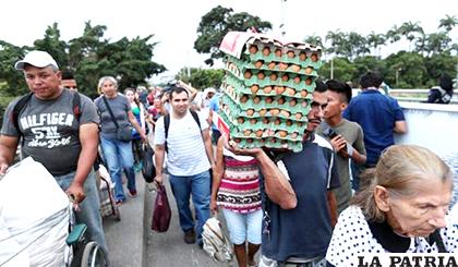 Venezolanos cruzando el puente Simón Bolívar, para bastecerse de alimentos de Cúcuta, Colombia/ el-carabobeno.com

