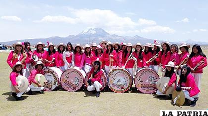 Siempre alegres para participar del Carnaval /Candelaria Oruro Femenino