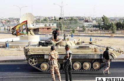 Un tanque militar con una bandera religiosa chií, detenido en una calle en el centro de Kirkuk (Irak) /efe.com
