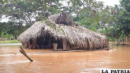 Varias familias tuvieron que dejar sus viviendas por las inundaciones/ erbol.com.bo