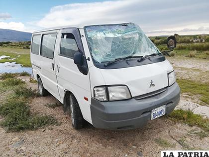 El minibús presenta daños materiales de consideración /LA PATRIA