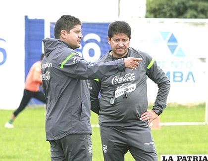 Los hermanos Villegas, Oscar y Eduardo observan el trabajo se los seleccionados