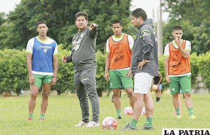 Eduardo Villegas dirige los entrenamientos del combinado nacional /APG