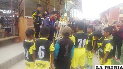 Villarpando entrega el trofeo a los campeones /cortesía Jhonny Callejas