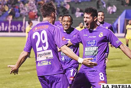 Federico Domínguez (8), autor del segundo gol, celebra con Mariano Berriex