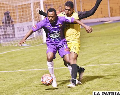 Gustavo Pinedo domina el balón ante la marca de su rival /APG