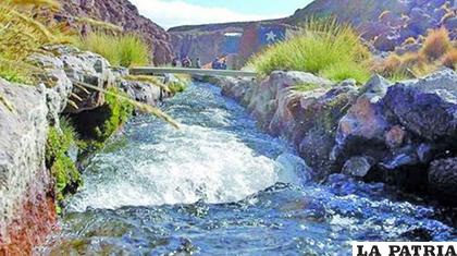 El canal artificial por el que las aguas del Silala fluyen hacia Chile/ El Potosí