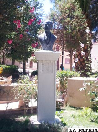 Busto de Carlos Medinaceli en la plaza 27 de Octubre de Cotagaita