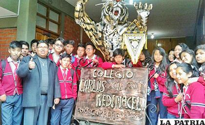 Estudiantes del Colegio Carlos Medinaceli con el tigre, símbolo de su establecimiento /Facebook del Colegio Nacional Mixto Carlos Medinaceli