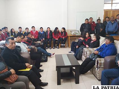 Maestros y estudiantes del colegio Carlos Medinaceli de Potosí reunidos en febrero de 23019, analizando el tema de los restos del escritor