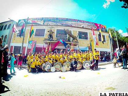 Banda del Colegio Carlos Medinaceli en la fachada de su edificio propio /Facebook Carlos Medinaceli
