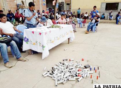 En el ampliado de Cofecay, realizado en la comunidad La Calzada, se mostraron los casquillos de las granadas de gas usadas en la intervención policial del jueves/FM Bolivia
