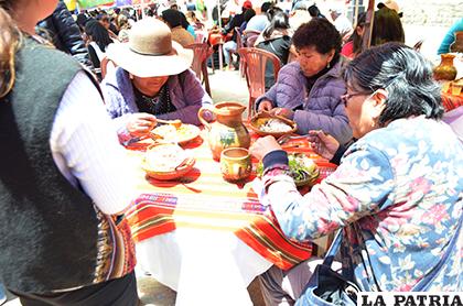 Sociedad degustó la comida tradicional / TLGB Bolivia