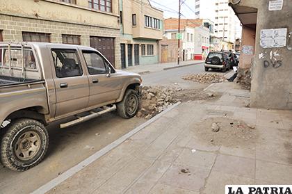 La tarea de recoger sedimento y escombros, se dificulta por los vehículos mal estacionados /LA PATRIA
