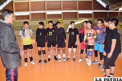 Alexis Vidal dirige al seleccionado orureño de voleibol en la categoría Infantil/ Reynaldo Bellota - LA PATRIA