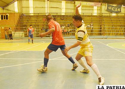 Una acción del partido entre Talleres Auza de Oruro contra Municipal de Caracollo/ Karina Pillco - LA PATRIA